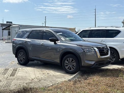 Used 2024 Nissan Pathfinder S image 1