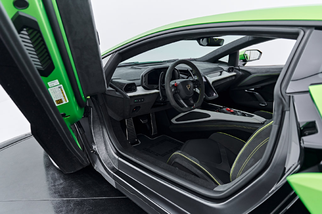 Used 2024 Lamborghini Revuelto AWD/4WD image 40
