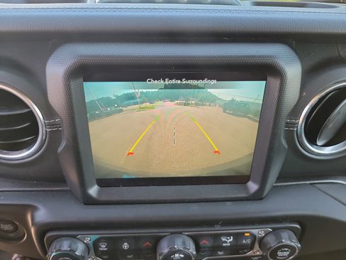Used 2022 Jeep Wrangler Unlimited Sahara w/ Cold Weather Group AWD/4WD image 16