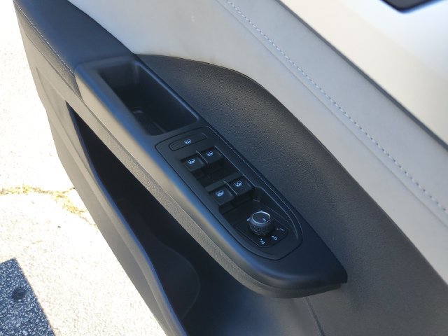 Certified 2025 Volkswagen Taos SE w/ Panoramic Sunroof Package FWD image 37