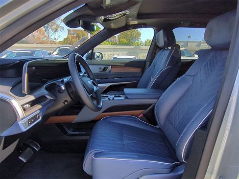 Used 2026 Cadillac Vistiq Premium Luxury image 19