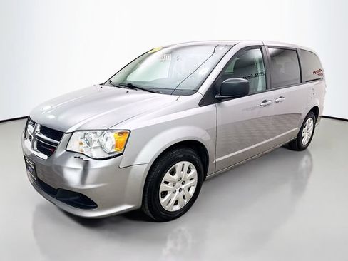 Used 2018 Dodge Grand Caravan SE w/ UConnect Hands-Free Group FWD image 3