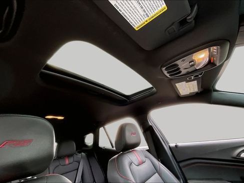 Used 2024 Chevrolet Trax RS w/ Sunroof Package image 19