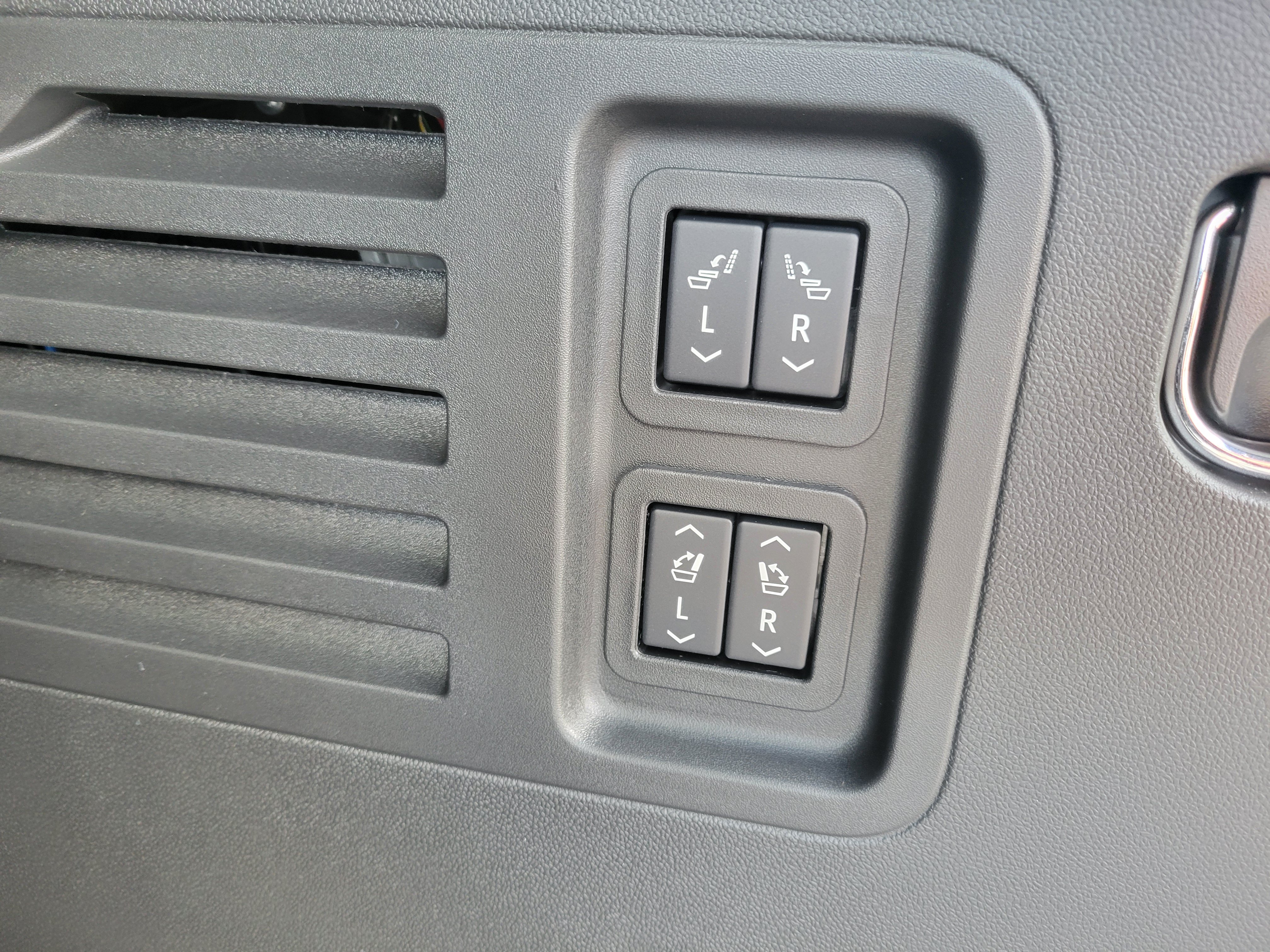New 2027 Chevrolet Traverse RS w/ LPO, Floor Liner Package FWD image 9