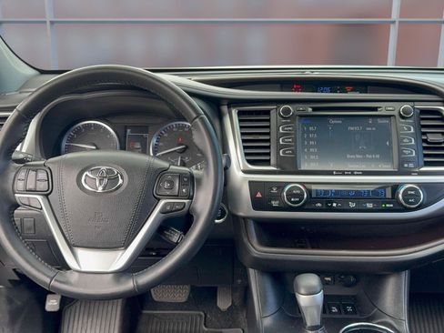 Used 2019 Toyota Highlander XLE AWD/4WD image 11