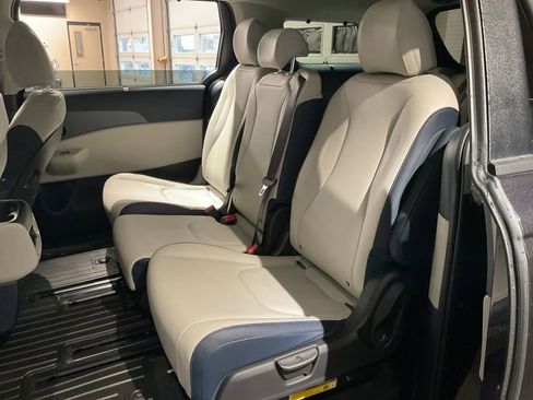New 2026 Kia Carnival EX FWD image 18