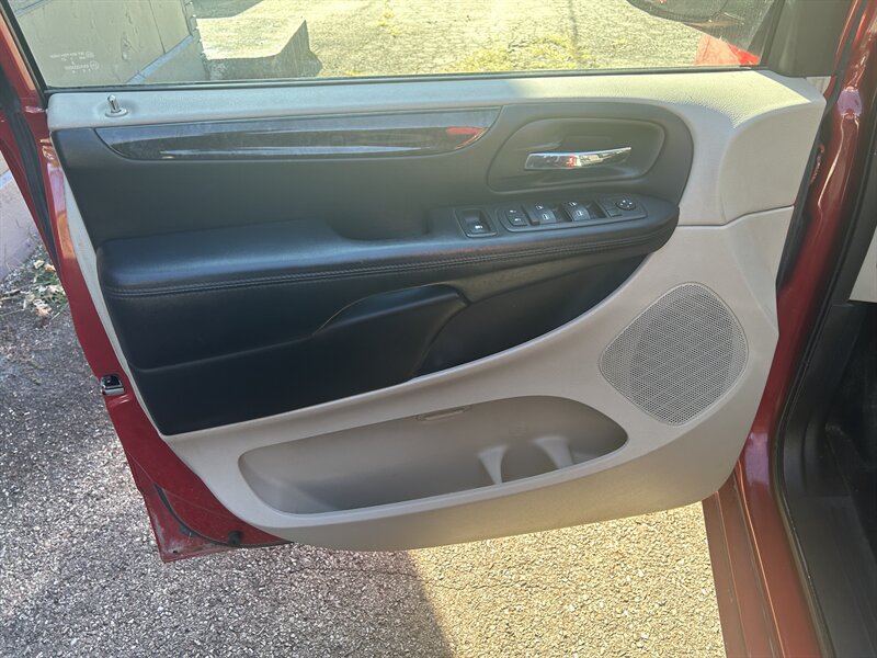 Used 2012 Dodge Grand Caravan SXT FWD image 29