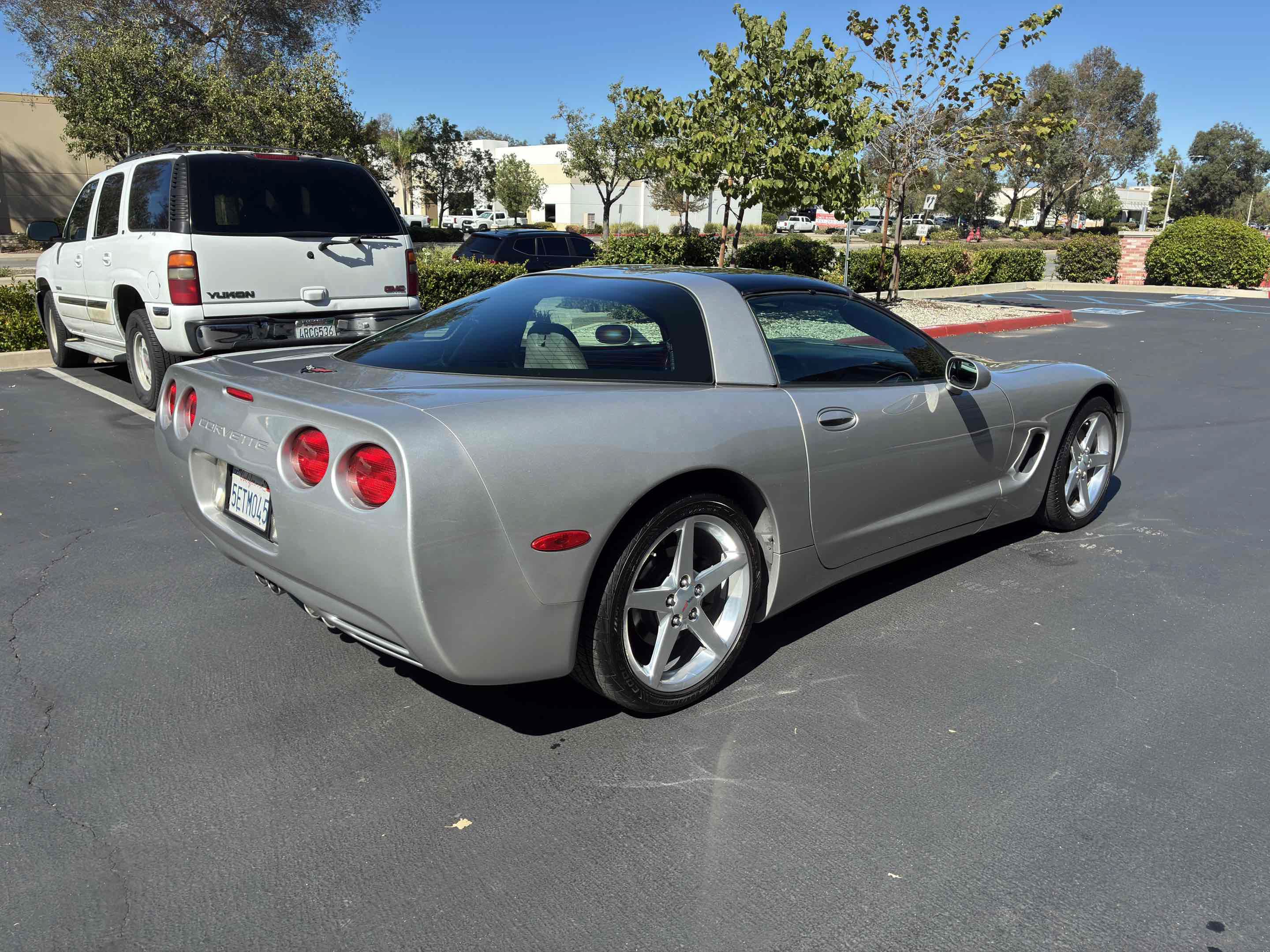 Used 2004 Chevrolet Corvette Coupe w/ Preferred Equipment Group RWD image 8