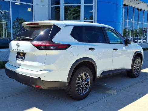 Used 2024 Nissan Rogue S FWD image 11