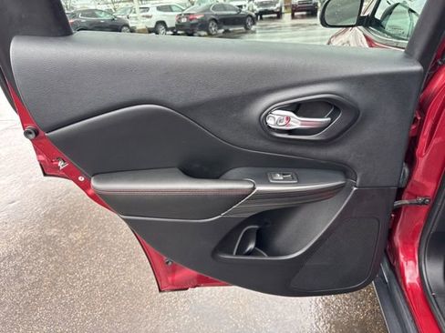 Used 2015 Jeep Cherokee Trailhawk w/ Comfort/Convenience Group image 17