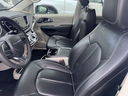 Used 2023 Chrysler Pacifica Touring-L image 3