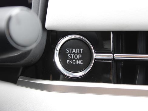 New 2025 Mitsubishi Outlander SE image 28