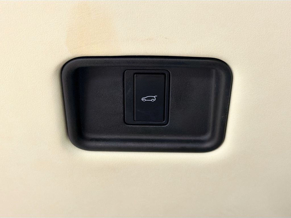 Certified 2023 Land Rover Range Rover Long Wheelbase SE AWD/4WD image 11
