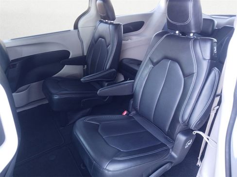 Used 2024 Chrysler Pacifica Touring-L image 9