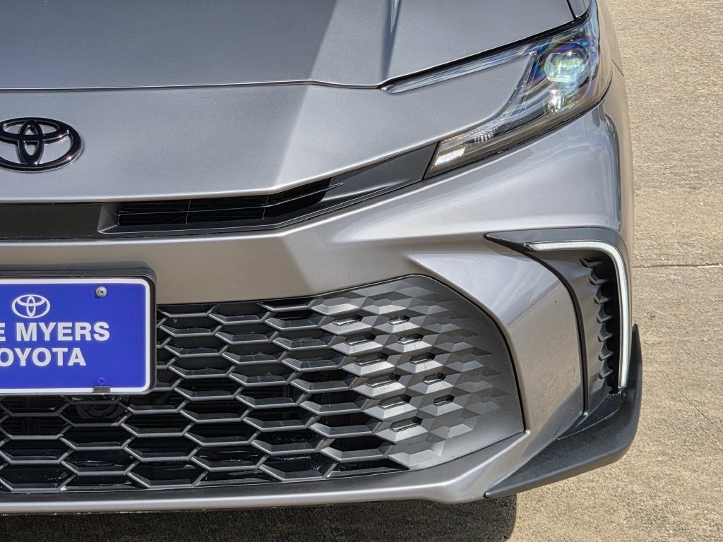 Used 2025 Toyota Camry SE w/ Convenience Package FWD image 4