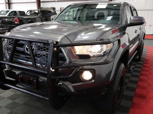 Used 2017 Toyota Tacoma SR5 w/ Tow Package RWD image 21