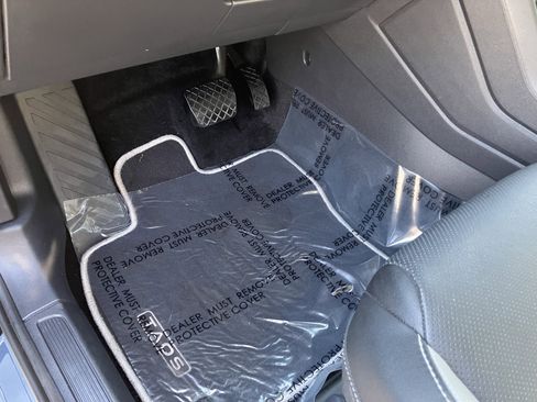 Used 2023 Volkswagen Taos SEL image 18