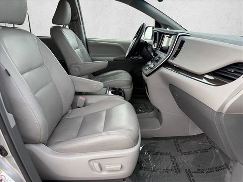 Used 2016 Toyota Sienna XLE image 11