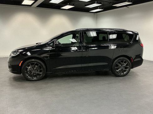 Used 2024 Chrysler Pacifica Limited w/ S Appearance Package AWD/4WD image 2