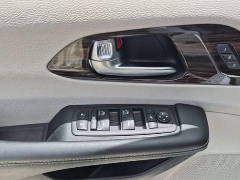 Used 2023 Chrysler Pacifica Limited FWD image 13