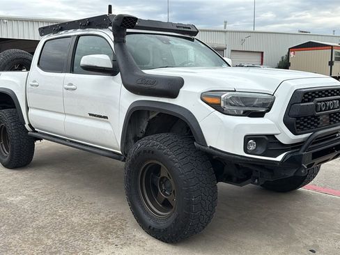 Used 2021 Toyota Tacoma TRD Off-Road w/ Technology Package image 2