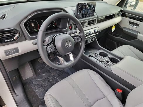 New 2025 Honda Pilot Touring image 12