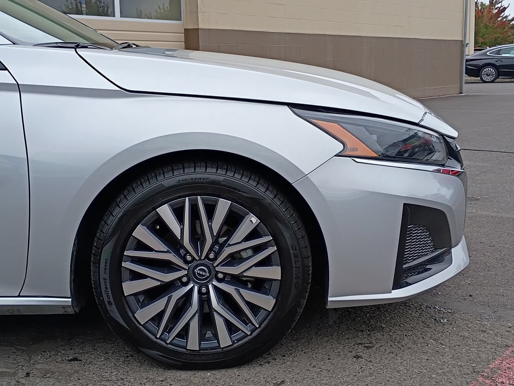 Used 2025 Nissan Altima 2.5 SV FWD image 2