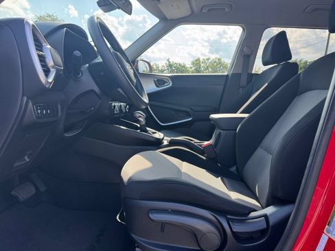 Used 2025 Kia Soul LX w/ LX Technology Package FWD image 20