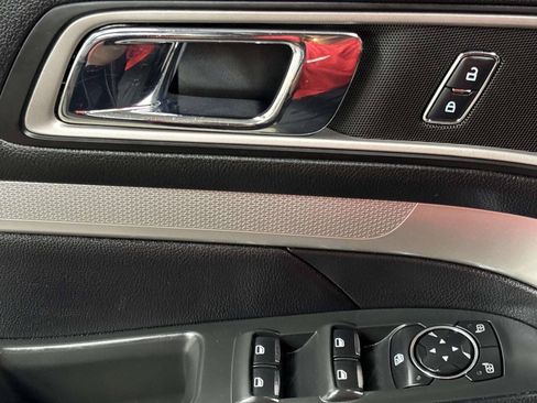 Used 2017 Ford Explorer XLT w/ Equipment Group 201A AWD/4WD image 28