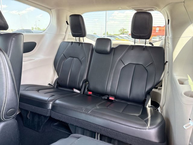 Used 2023 Chrysler Pacifica Touring-L FWD image 23