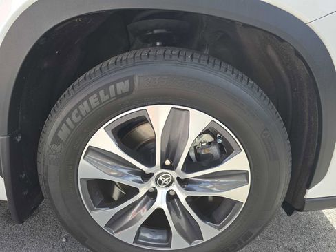 Used 2023 Toyota Highlander XLE image 5
