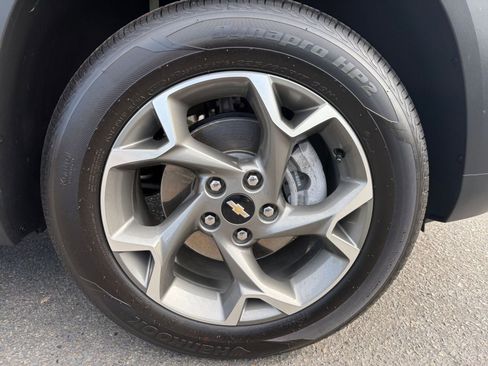 Used 2025 Chevrolet Trax LT w/ LT Convenience Package image 28