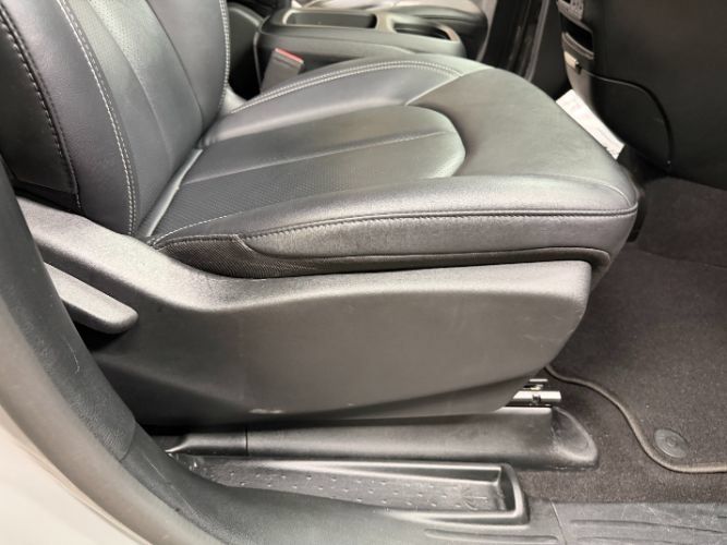 Used 2025 Chrysler Pacifica Select FWD image 31
