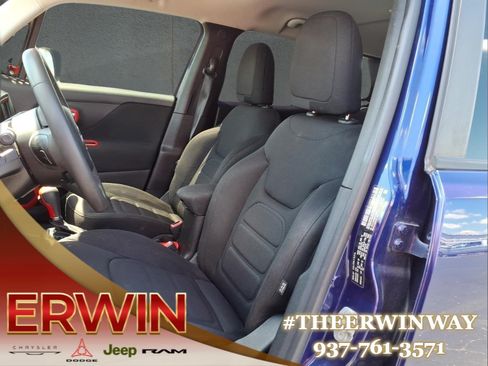 Used 2018 Jeep Renegade Latitude AWD/4WD image 12