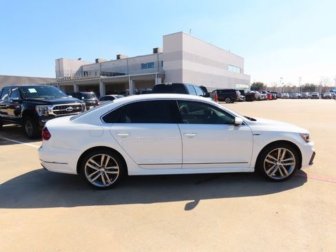 Used 2017 Volkswagen Passat 1.8T R-Line w/ R-Line Lighting Package image 10