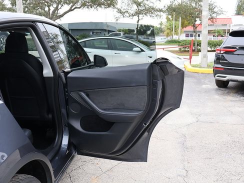 Used 2023 Tesla Model Y Long Range image 27