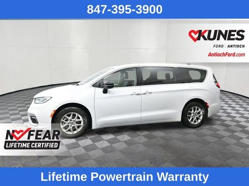 Used 2024 Chrysler Pacifica Touring-L FWD image 5
