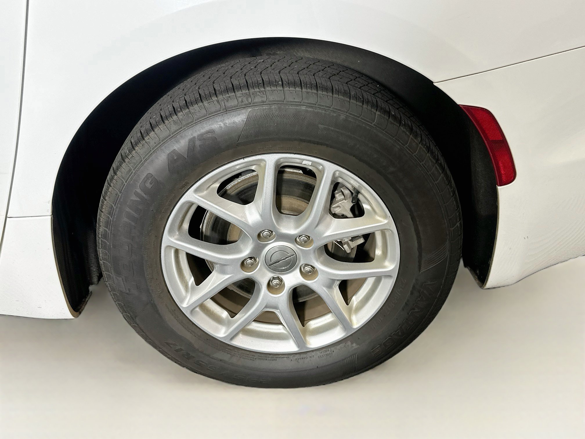Used 2023 Chrysler Pacifica Touring-L FWD image 11