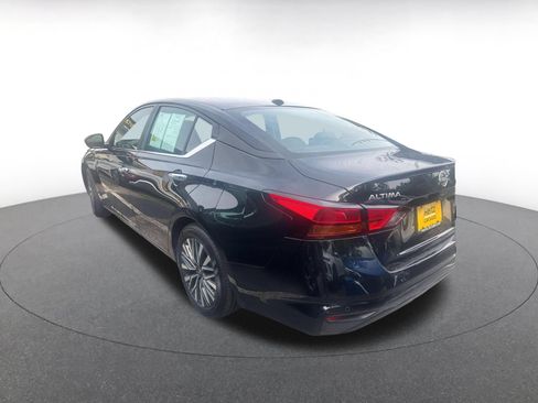 Used 2025 Nissan Altima 2.5 SV FWD image 4