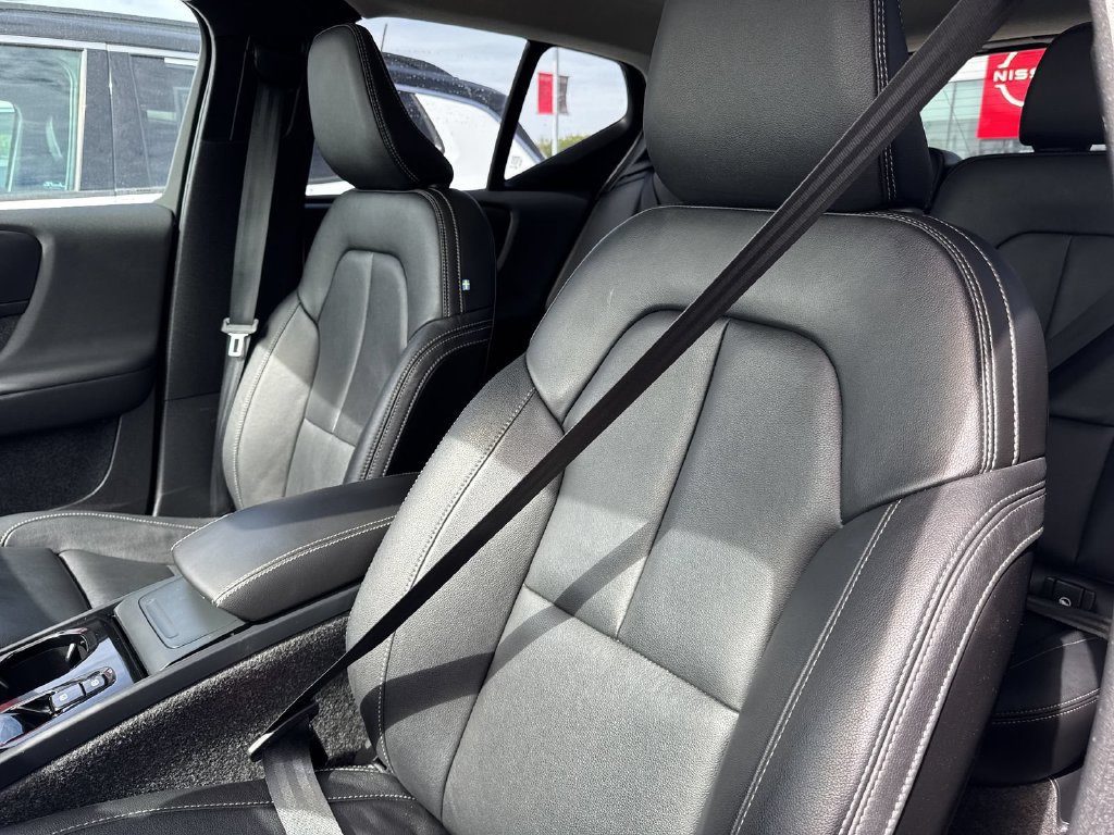 Used 2025 Volvo XC40 B5 Plus AWD/4WD image 18