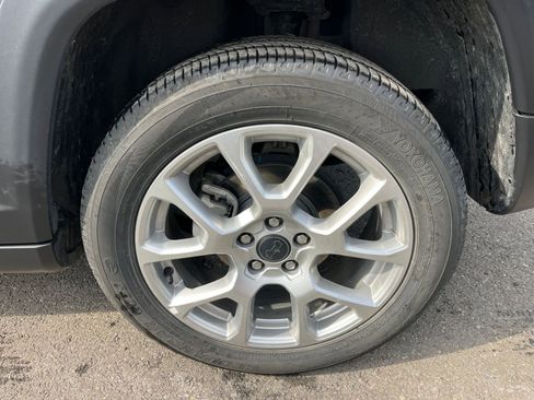 Used 2025 Jeep Compass Limited image 31