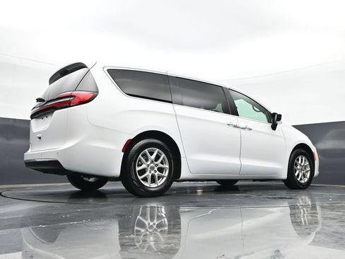 Used 2024 Chrysler Pacifica Touring-L FWD image 41
