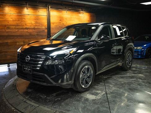 Used 2025 Nissan Rogue SV FWD image 2