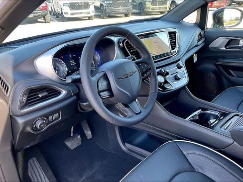 New 2026 Chrysler Pacifica Limited image 6