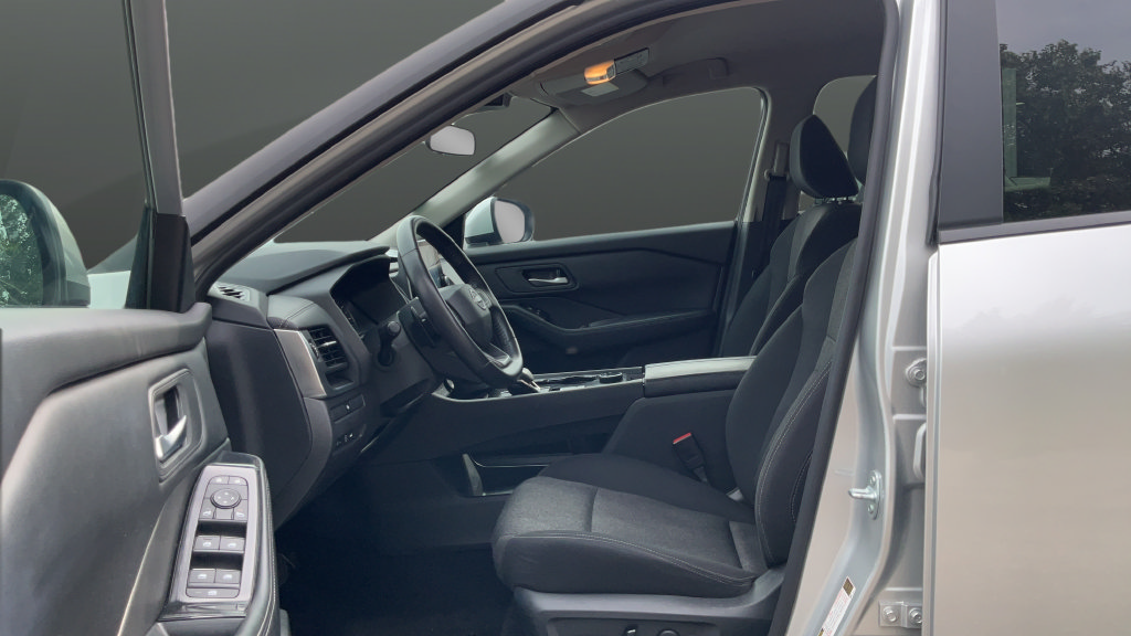 Used 2025 Nissan Rogue SV AWD/4WD image 17
