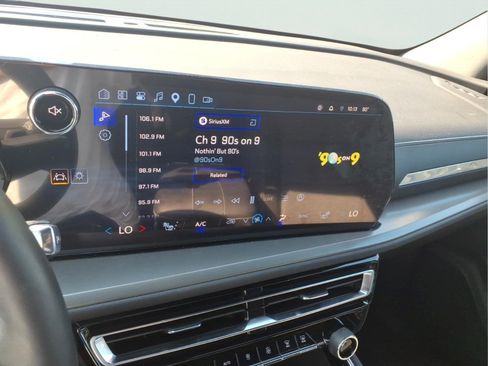 Used 2024 Chevrolet Traverse LT w/ Midnight/Sport Edition FWD image 15