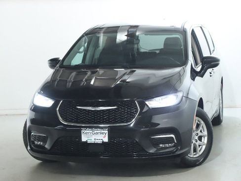 Used 2024 Chrysler Pacifica Touring-L FWD image 3