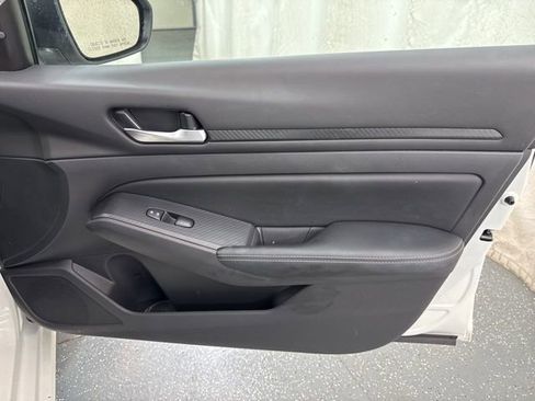 Used 2025 Nissan Altima 2.5 SV FWD image 14