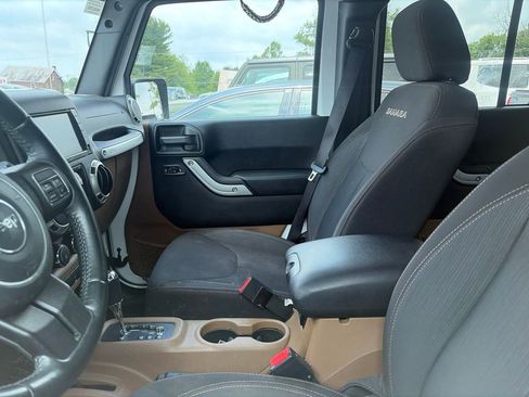 Used 2017 Jeep Wrangler Unlimited Sahara w/ Connectivity Group AWD/4WD image 6