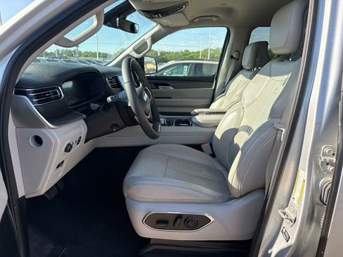 Used 2024 Jeep Wagoneer L Series II w/ Flexible Seating Group AWD/4WD image 10